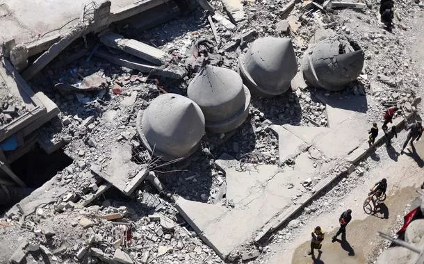 Na Faixa de Gaza, palestinos fazem orações do Ramadã em ruínas de mesquita