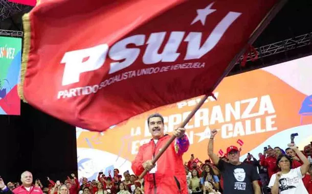Maduro desfralda a bandeira do PSUV no lançamento de sua candidatura à reeleição 