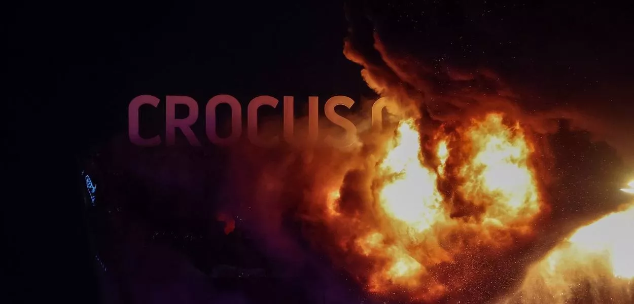 Vista da casa de shows Crocus City Hall em chamas após ataque a tiros, nos arredores de Moscou