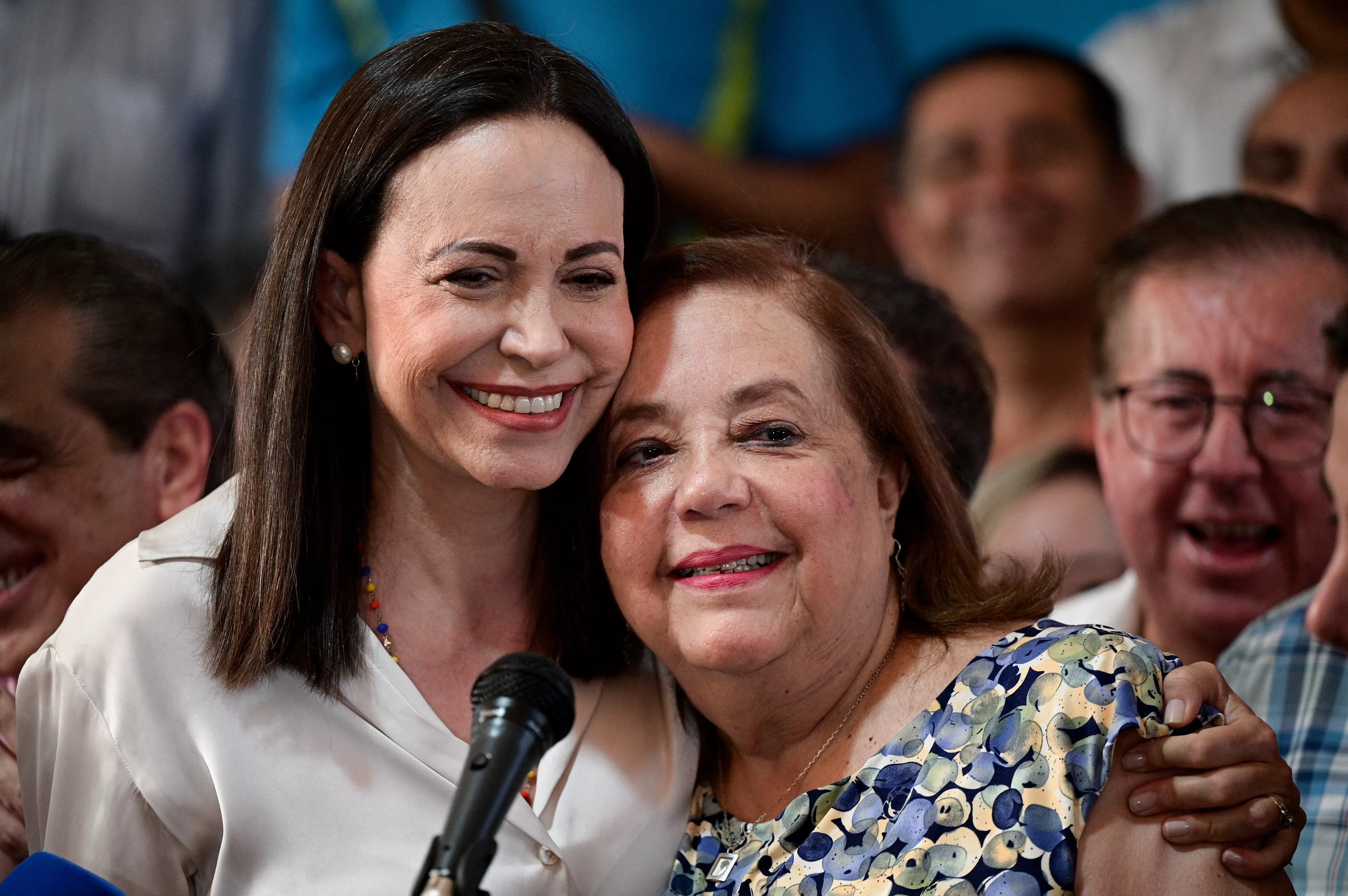 Líder da oposição venezuelana, María Corina Machado, abraça Corina Yoris, que será candidata presidencial em seu lugar