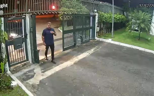 Jair Bolsonaro entrando na Embaixada da Hungria no Brasil