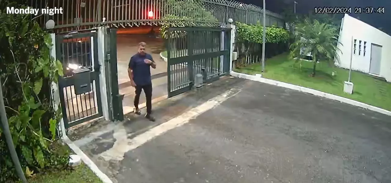 Jair Bolsonaro entrando na Embaixada da Hungria no Brasil