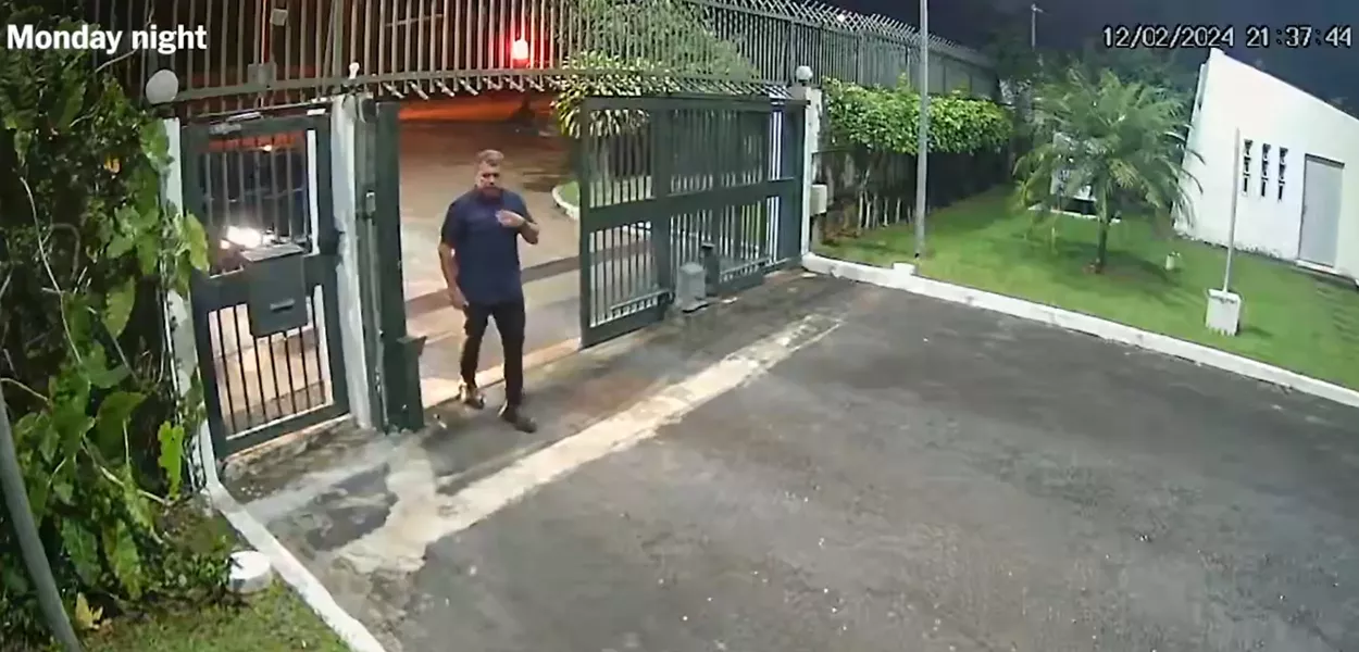 Jair Bolsonaro entrando na Embaixada da Hungria no Brasil