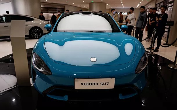 Xiaomi revela preço de novo carro; veículo começa a ser exibido nas lojas
