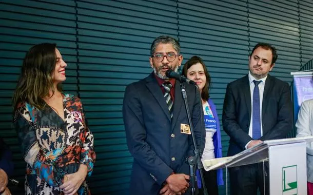 Vítima de censura, escritor Jeferson Tenório recebe Moção de Louvor na Câmara dos Deputados
