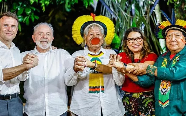 Condecorado por Macron, cacique Raoni cobra demarcação de terras indígenas e pede que Lula barre a Ferrogrão