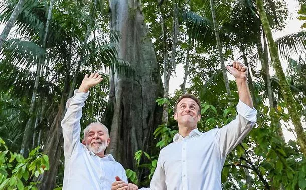 Macron diz que a Amazônia é ‘cobiçada’, anuncia investimento bilionário e promete apoio aos direitos indígenas