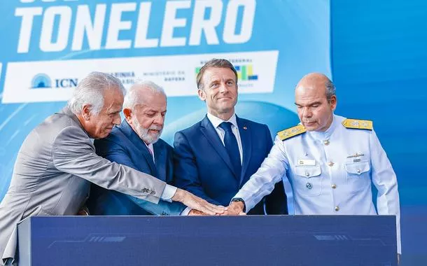 Comandante da Marinha cobra recursos para as Forças Armadas durante evento com Lula e Macron