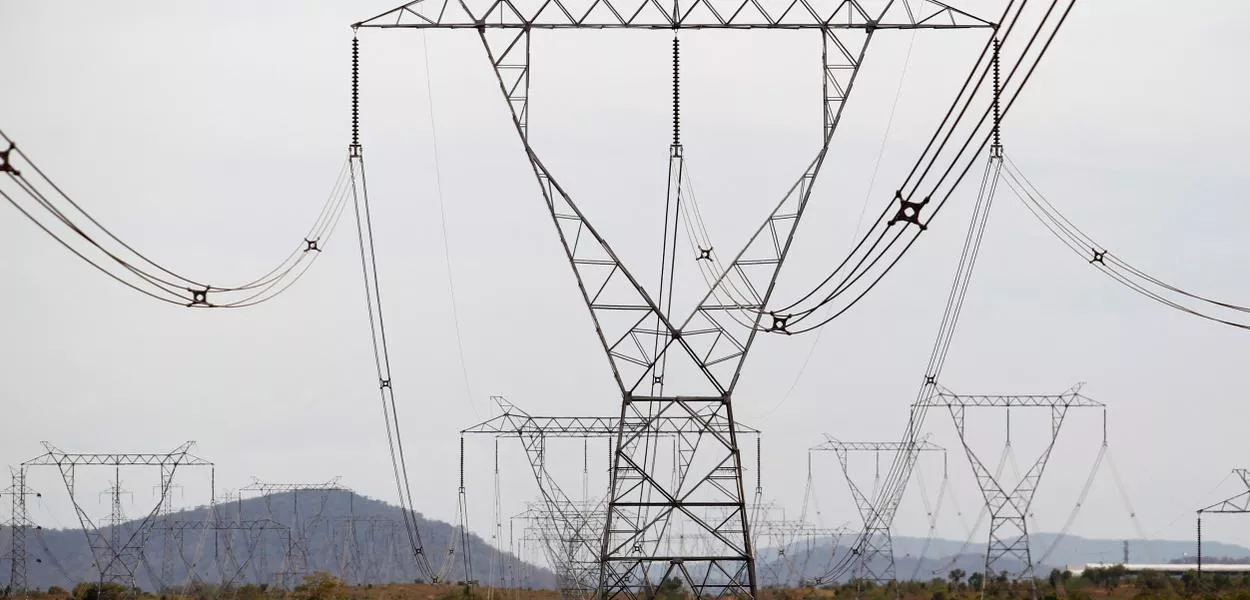 Linhas de transmissão de energia da hidrelétrica de Guri, na Venezuela