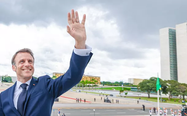 Macron lembra do 8/1 e diz que Lula ajudou Brasil a resistir aos "inimigos da democracia"