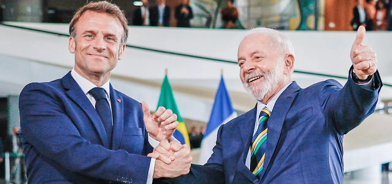 Presidente da República, Luiz Inácio Lula da Silva, ao lado do Presidente da República Francesa, Emmanuel Macron