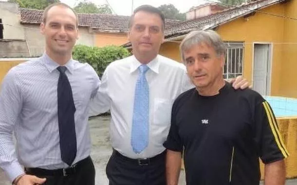 Irmão de Bolsonaro vira réu por homofobia e ameaça contra funcionário de supermercado