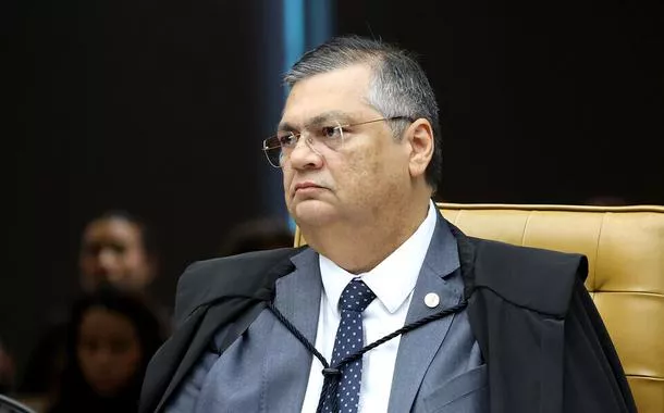 Dino argumenta que STF atua em muitos casos devido à conflagração social, após críticas de Lula à Corte