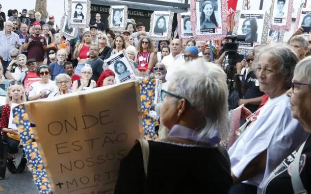 Caminhada do Silêncio em São Paulo lembra golpe militar e faz homenagem às vítimas