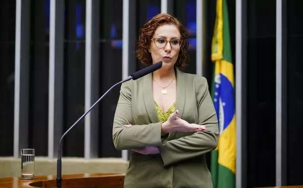 Bolsonarista Carla Zambelli pede desculpas a Benedita da Silva por chamá-la de "Chica da Silva"