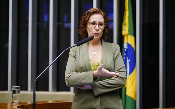 Perfis nas redes sociais detonam Carla Zambelli após ser denunciada pela PGR