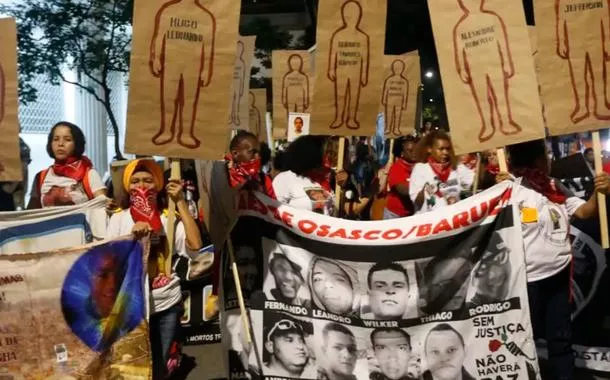 Cordão da Mentira descomemora golpe de 64 nas ruas de São Paulo
