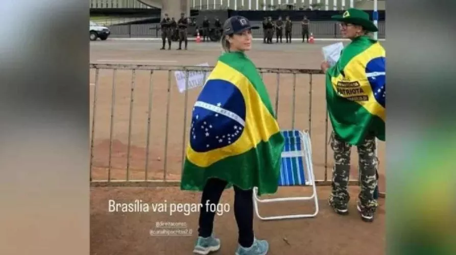 "Acabou a palhaçada. A gente só saio daqui de dentro com o Exército. Intervenção militar é o que a gente pede. Não tem que recuar. A gente não vai sair daqui", disse a empresária dentro do Palácio do Planalto no 8 de janeiro