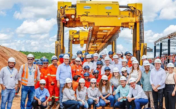 Luiz Inácio Lula da Silva posa para foto com trabalhadoras e trabalhadores das obras da Ferrovia Transnordestina, no Distrito Suassurana, Iguatu - CE
