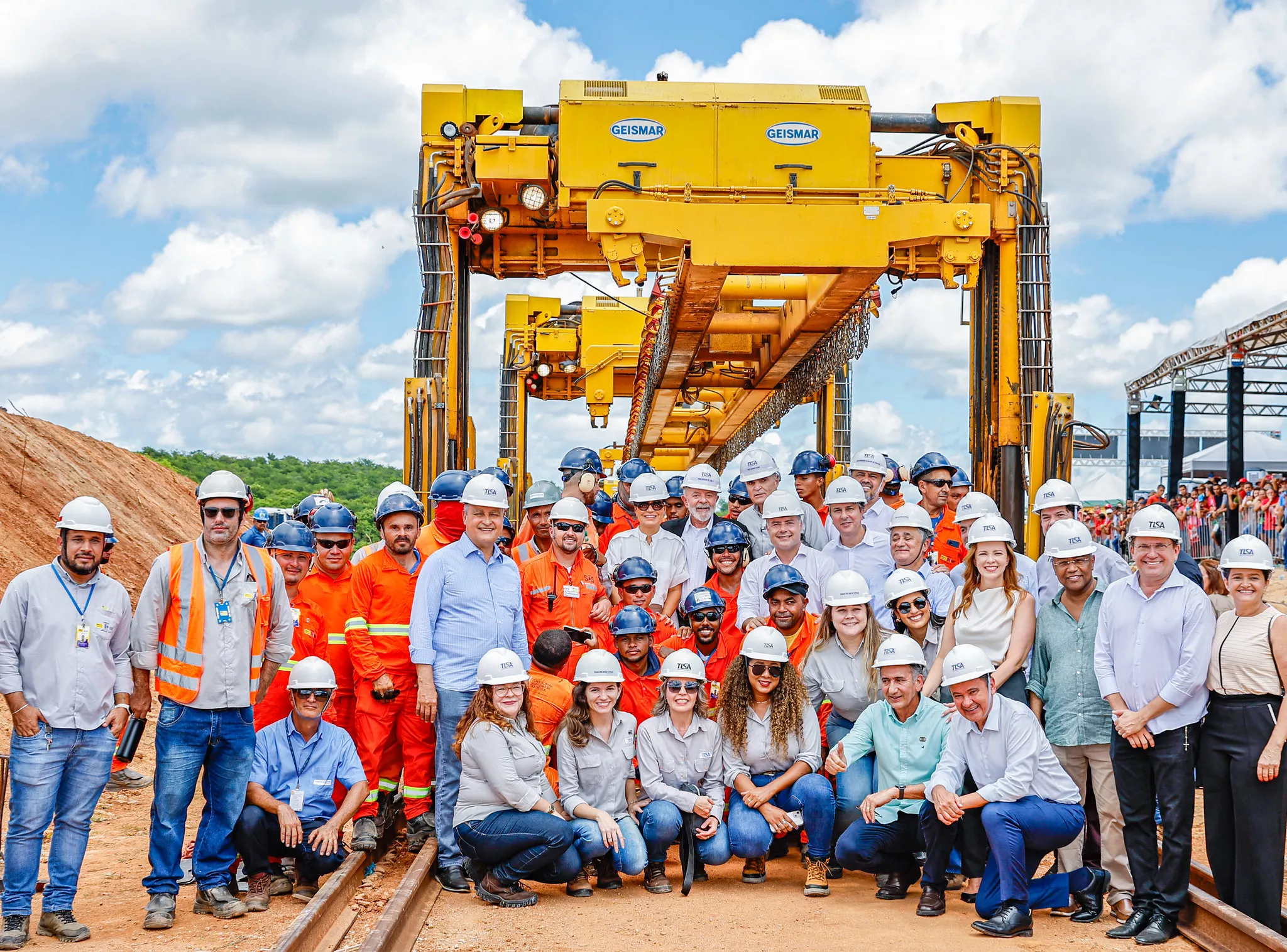 Luiz Inácio Lula da Silva posa para foto com trabalhadoras e trabalhadores das obras da Ferrovia Transnordestina, no Distrito Suassurana, Iguatu - CE