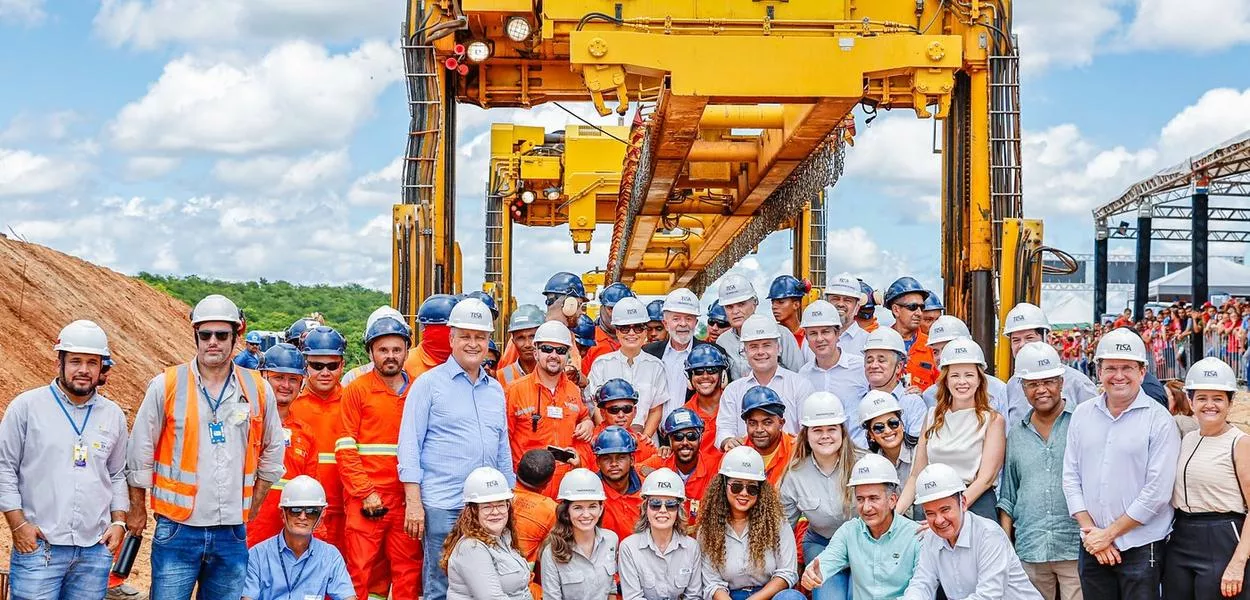 Luiz Inácio Lula da Silva posa para foto com trabalhadoras e trabalhadores das obras da Ferrovia Transnordestina, no Distrito Suassurana, Iguatu - CE