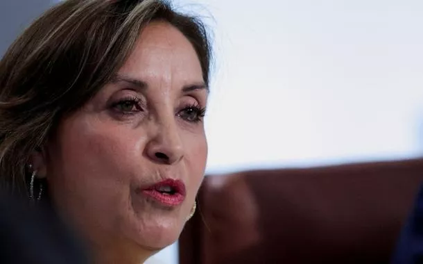 Dina Boluarte é denunciada no TPI por violência contra manifestantes pró-Castillo no Peru