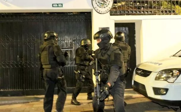 Chanceler do Equador enfrenta processo de impeachment por invasão policial na embaixada mexicana
