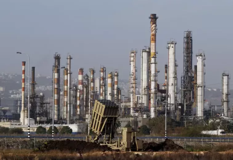 Refinaria de petróleo em Haifa, cidade de Israel que é considerada o principal polo econômico do país