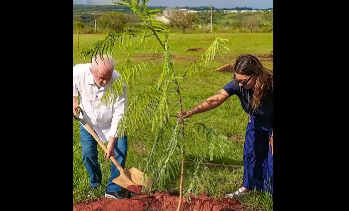 Lula e Janja plantam árvore na Granja do Torto