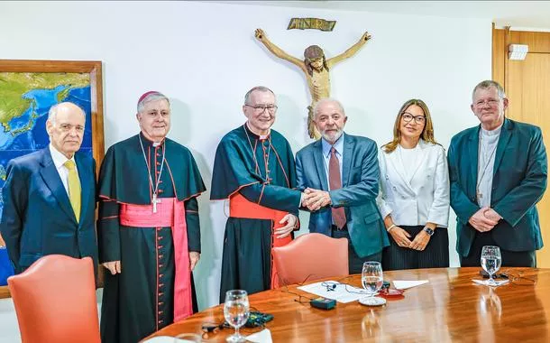 'Um mundo que produz a quantidade de alimentos que produz não pode ter fome', diz Lula ao receber secretário do Vaticano