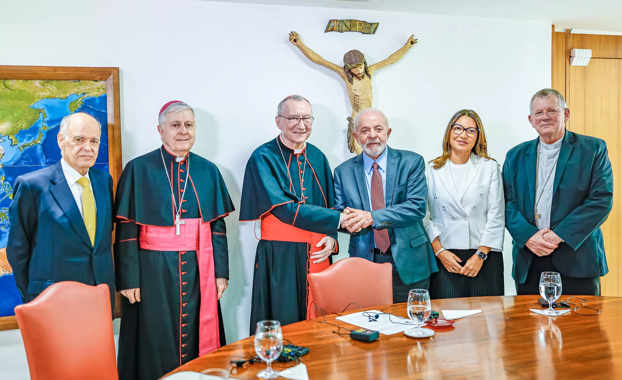 Lula com outras lideranças em Brasília