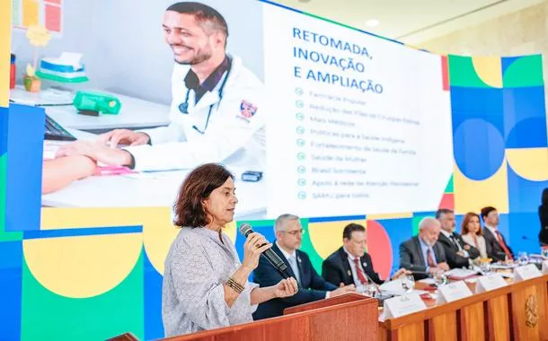 Nísia Trindade (ao microfone) junto com outras lideranças em Brasília