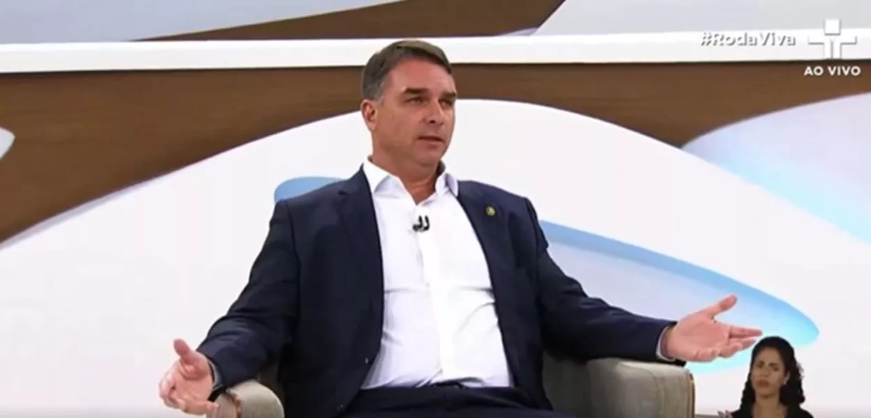 Flávio Bolsonaro defende Caiado de decisão judicial que tornou o governador de Goiás inelegível: "absurda e desproporcional"
