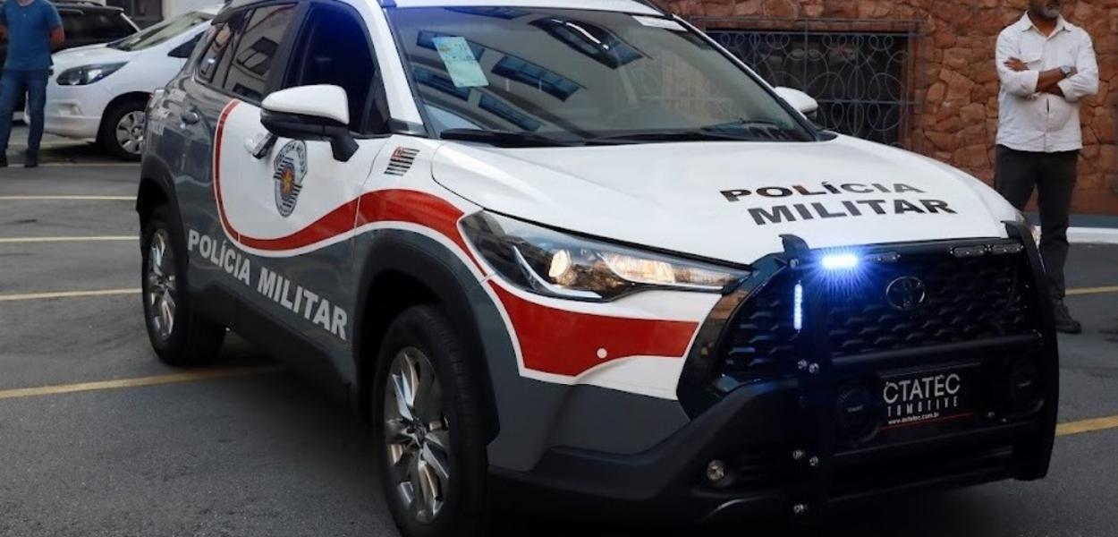 Mulher entra em condôminio e atropela quatro crianças que brincavam no local