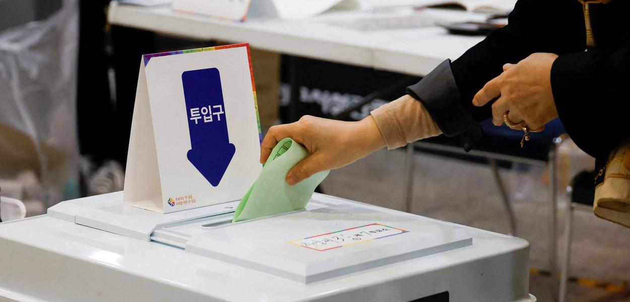 The South Korean opposition achieves a landslide victory in the parliamentary elections, dealing a strong blow to the president
