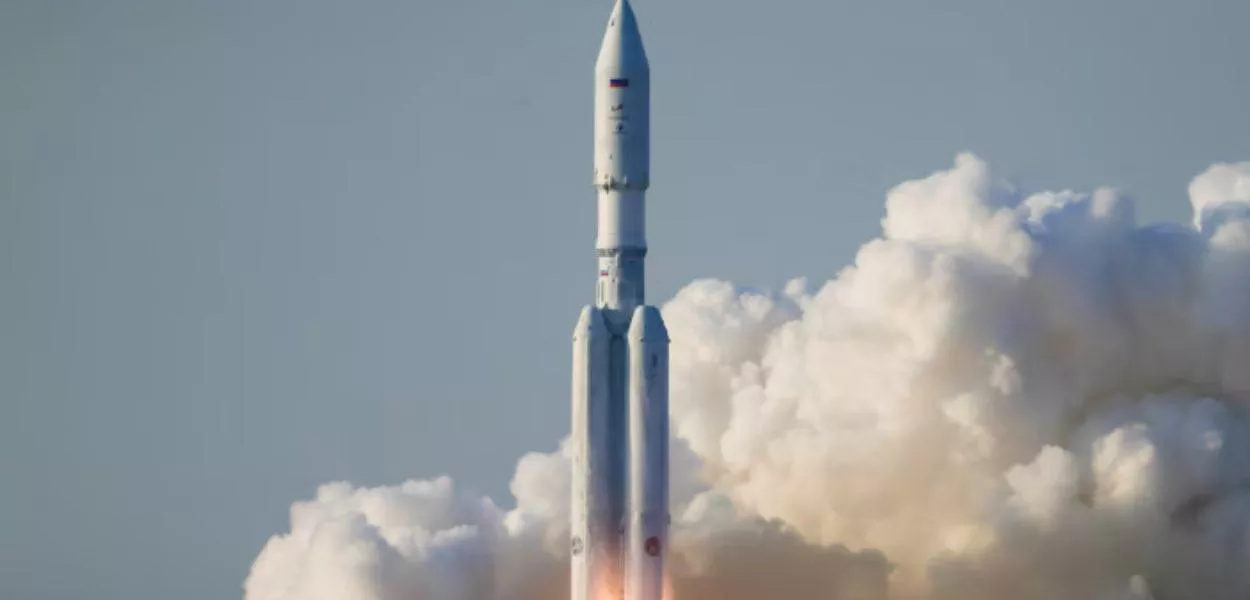 O foguete Angara-A5 decola de sua plataforma de lançamento no Cosmódromo de Vostochny, na região de Amur, Extremo Oriente da Rússia, em 11 de abril de 2024.