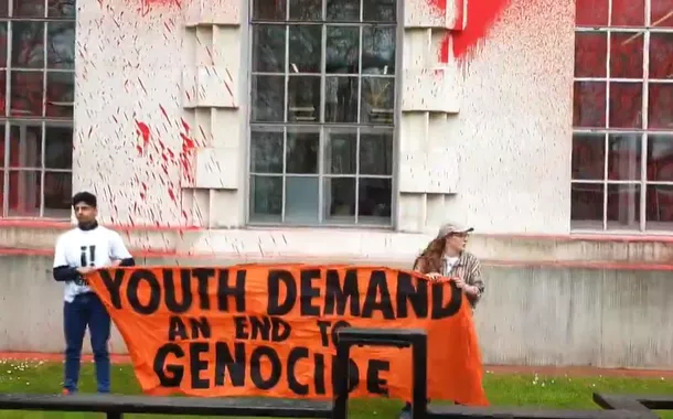 Manifestantes pró-Palestina pintamcassino grátis betanovermelho o Ministério da Defesa do Reino Unido (vídeo)