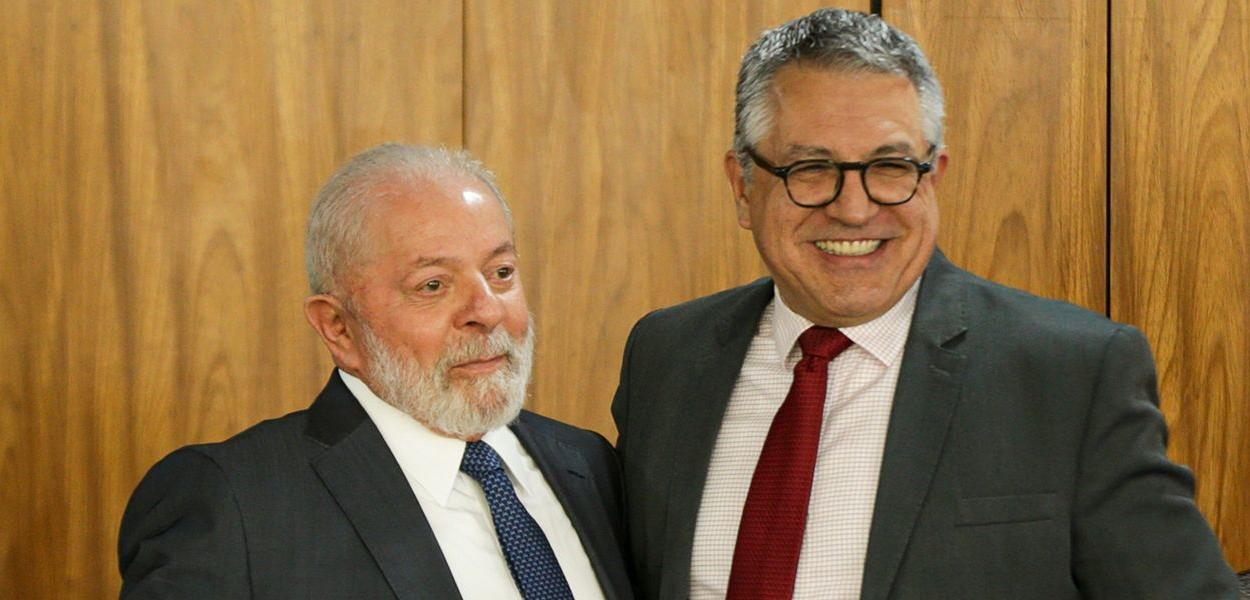 Alexandre Padilha assume o Ministério da Saúde em meio a desafios políticos