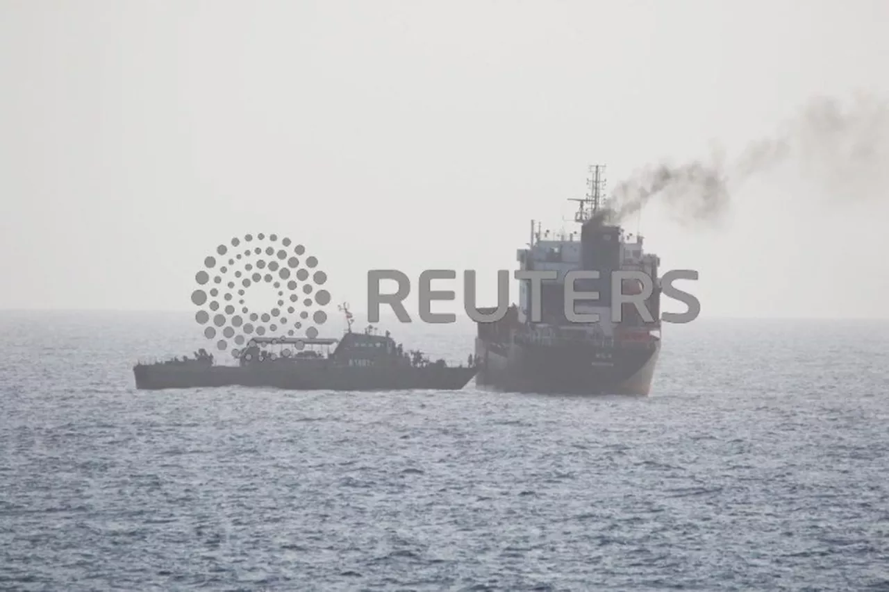 Imagem divulgada pela Marinha dos EUA supostamente mostra um navio da Marinha iraniana e membros das forças iranianas embarcando no navio-tanque civil WILA a caminho dos Emirados Árabes Unidos, em águas internacionais no Estreito de Ormuz