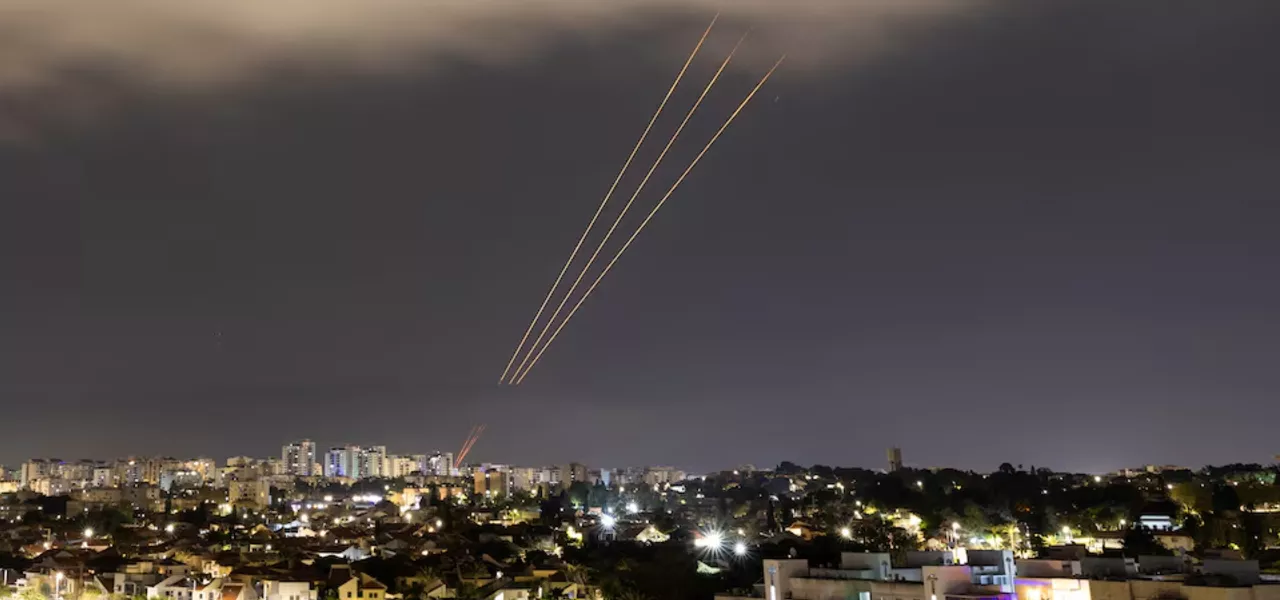 Objetos vistos no céu acima de Jerusalém depois do ataque do Irã contra Israel