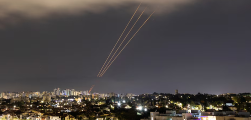 Objetos vistos no céu acima de Jerusalém depois do ataque do Irã contra Israel