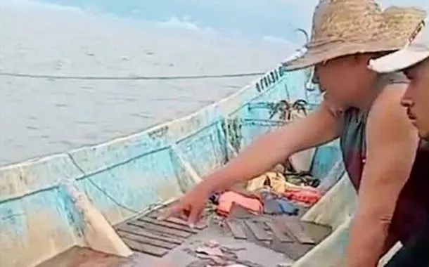 Perícia encontra 27 celulares em embarcação com corpos de imigrantes à deriva
