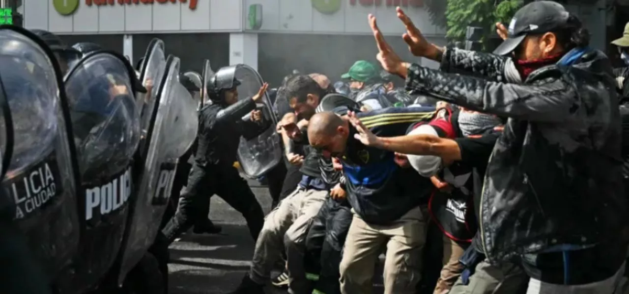 Há várias denúncias de que a polícia argentina vem atirando propositalmente no rosto dos manifestantes Há várias denúncias de que a polícia argentina vem atirando propositalmente no rosto dos manifestantes