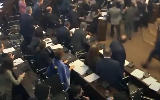 Parlamento da Geórgia tem soco e briga generalizada (vídeo)