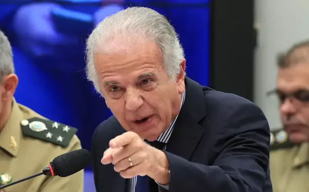 Ministro da Defesa pressiona por avanço da PEC dos militares no Congresso