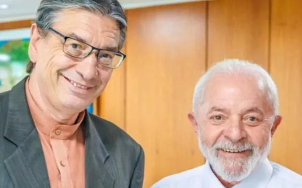 Pochmann entrega a Lula mapa-múndi com o Brasil no centro e defende sua distribuição para estudantes, escolas e bibliotecas