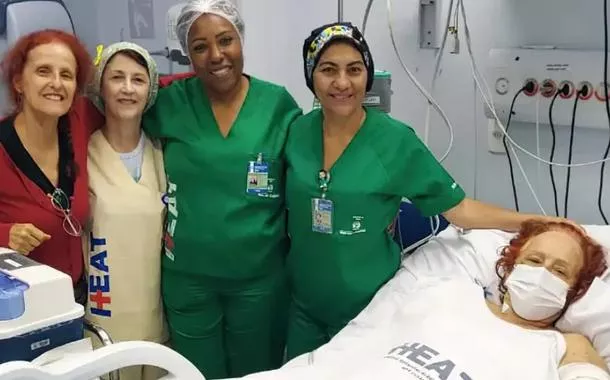 Escritora Roseana Murray, sua irmã Evelyn Kligermann e a equipe do Hospital Estadual Alberto Torres
