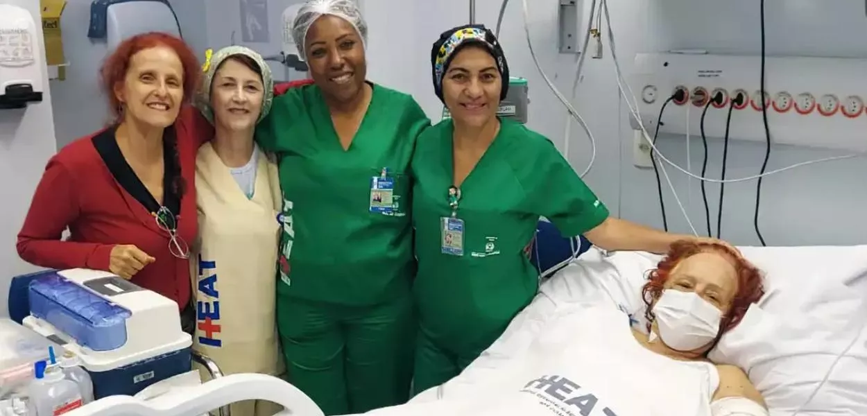Escritora Roseana Murray, sua irmã Evelyn Kligermann e a equipe do Hospital Estadual Alberto Torres