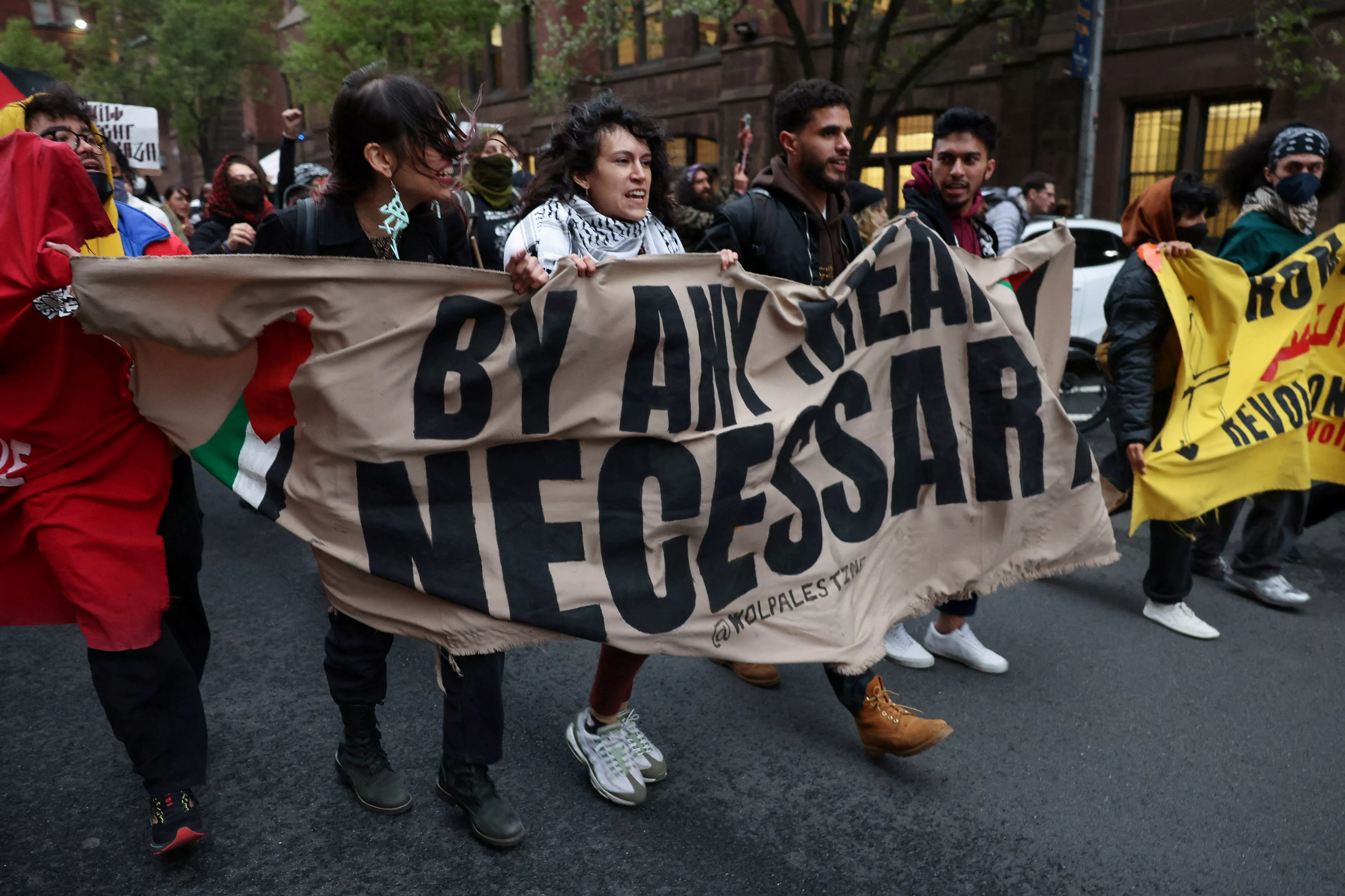 Manifestantes protestam no campus da Universidade Columbia, na cidade de Nova York