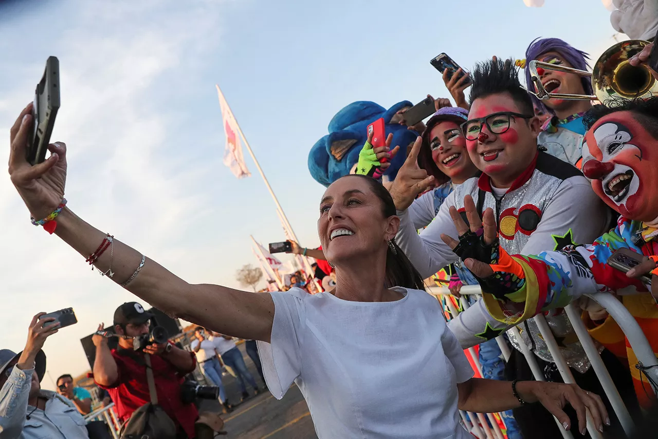 Candidata presidencial do partido governista Morena, Claudia Sheinbaum, realiza comício em Nezahualcoyotl, Estado do México, México